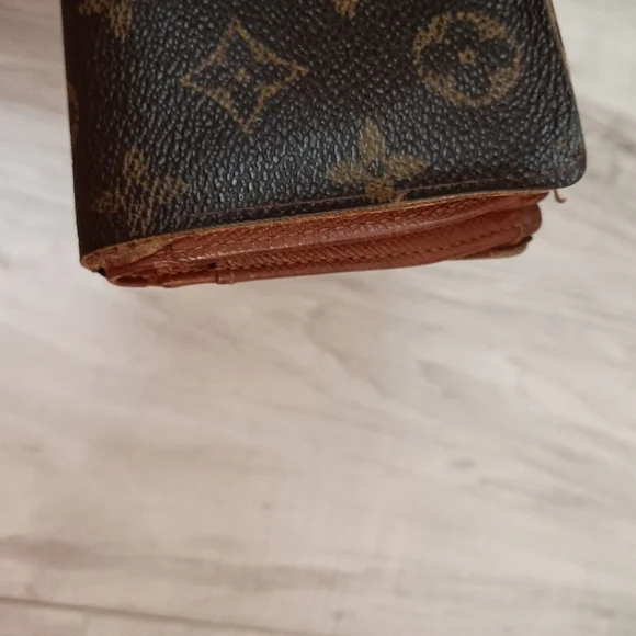 LOUIS VUITTON French Kisslock Wallet | Monogram - Picture 5 of 14